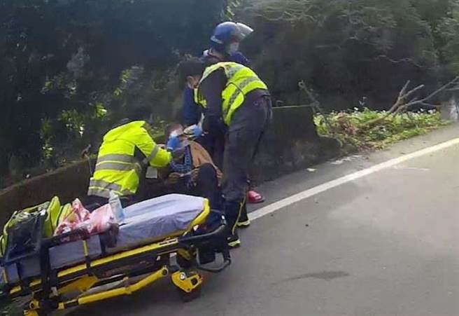 老翁散步路倒，警消如及時雨獲報後，立即火速趕往救援。(警方提供)