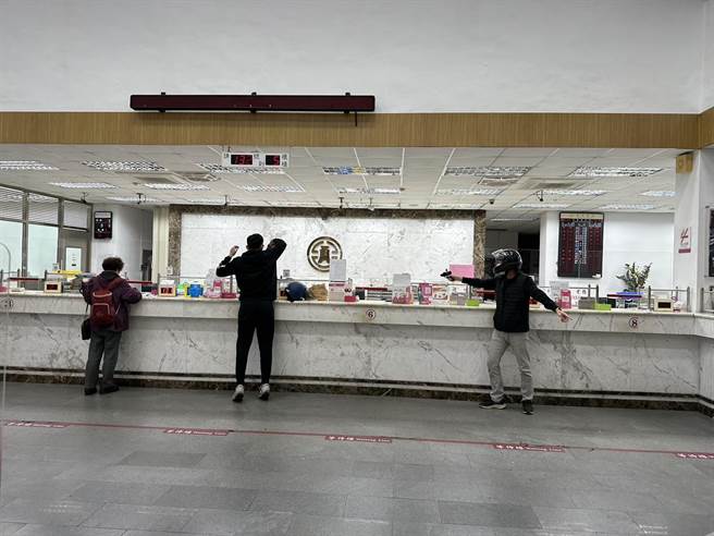 警方與臺灣銀行共同舉辦防搶演練，模擬2名歹徒持槍行搶，過程逼真。(圖／金門縣警局提供)