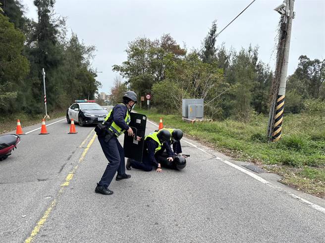 警方荷槍實彈迅速趕抵現場，歹徒聞風逃之夭夭，於部署之攔截點遭緝獲。(圖／金門縣警局提供)