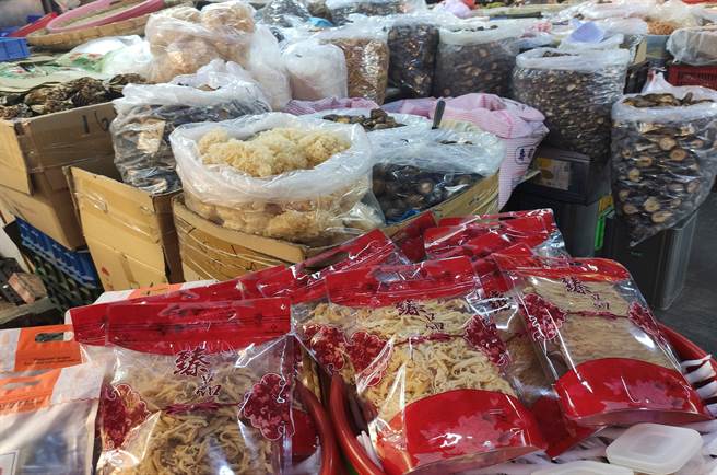 洪圣杰建议，选择接近原色的食材，过于白晰、鲜艳可能含有漂白剂、保色剂或色素等化学添加物。(慈济医院提供)