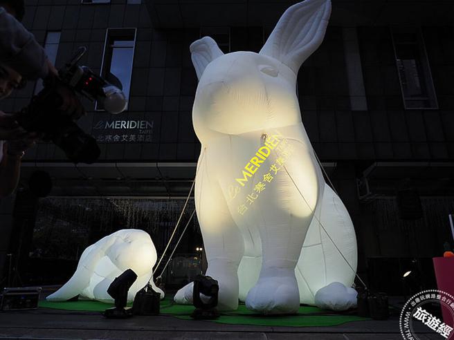 一只站着大白兔达高7公尺，活泼灵动(摄影/洪书瑱)