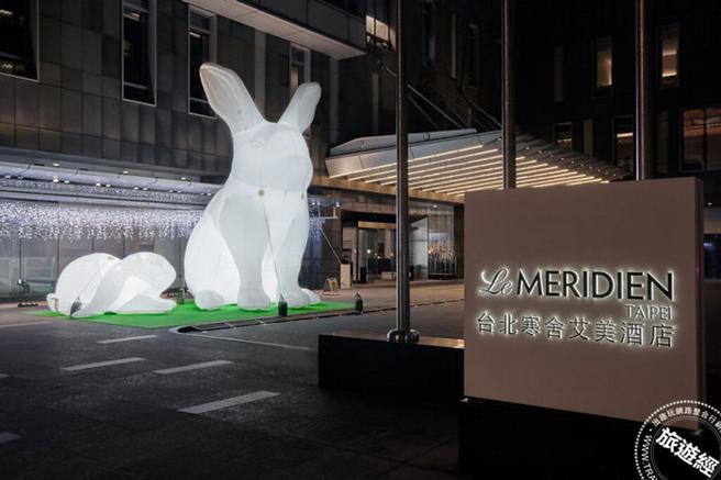 响应「光源台北」台湾灯会在台北，台北寒舍艾美酒店特别与澳洲艺术家Amanda Parer合作，借展其作品《Intrude》中的两只(图：业者提供)

