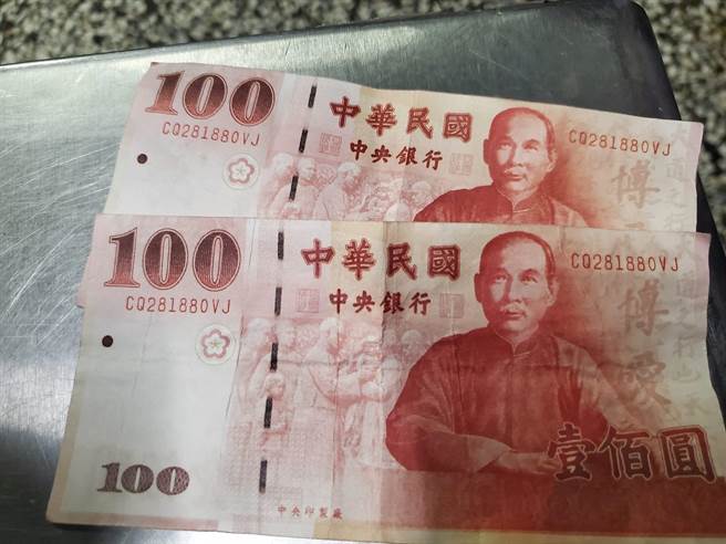 百元偽钞也出现了，云林县北港镇小吃店收到编号一样的百元偽钞。（摘自脸书北港在地生活／张朝欣云林传真）
