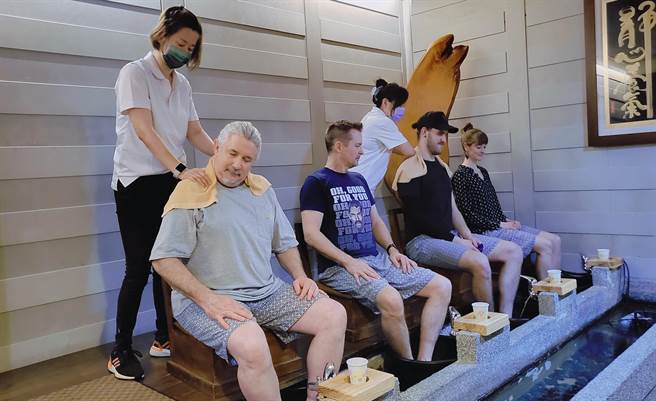馬修連恩帶海外音樂人體驗肩頸與腳底按摩。(新視紀整合行銷提供)
