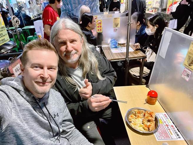 馬修連恩帶海外音樂人品嚐臭豆腐。(新視紀整合行銷提供)