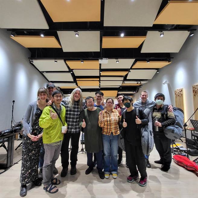 馬修連恩與眾多音樂人日前為台東演唱會彩排。(新視紀整合行銷提供)