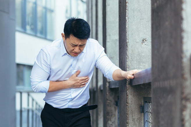 家醫科醫師洪暐傑指出，有很多原因都可能造成胸痛，像是心血管疾病、胃食道逆流、帶狀皰疹等。(示意圖/達志影像)