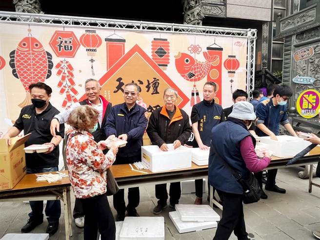 新竹市警察局第一分局加強重要節日安全維護，結合新竹市天公壇及風廚師餐飲觀光發展協會合作舉辦「歲末感恩送暖活動」。（新竹市警局第一分局提供／王惠慧新竹傳真）