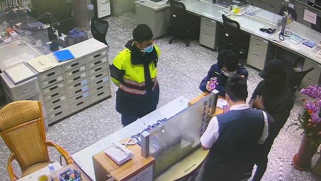 美籍船員搭計程車司機報錯地址，幸遇大甲警協助順利返程。（警方提供）