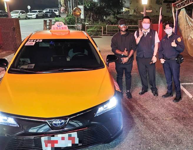 美籍船員搭計程車司機報錯地址，幸遇大甲警協助順利返程。（警方提供）