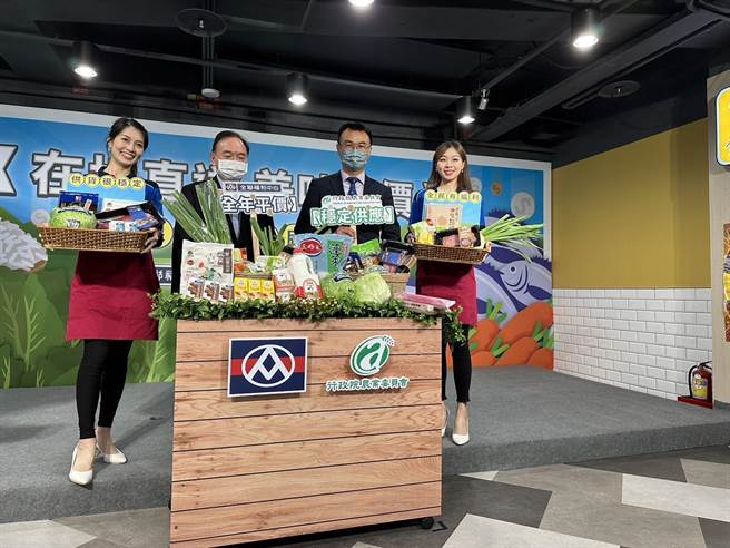 農委會與全聯福利中心今(12)日共同舉辦「供貨很穩定、全民有福利、在地直送美味平價記者會」，共同宣布在全台的全聯門市推出抗漲專區。（李柏澔攝）