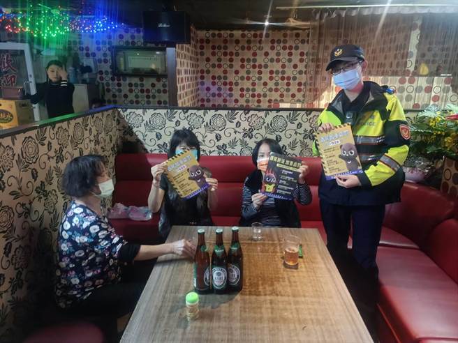 桃园警分局为防制酒驾，改变宣导传统，针对饮酒地点不定时前往店内宣导防制酒驾，呼吁切勿酒驾。（警方提供）