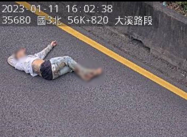 一名保时捷男在国3肇事弃车逃逃逸，他1小时后衝回车道遭撞飞昏迷。(吕筱婵翻摄)