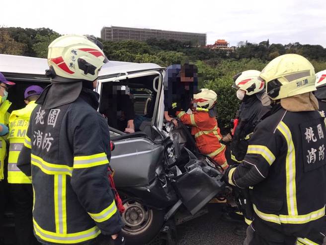 一名保时捷男在国3肇事弃车逃逃逸，他1小时后衝回车道遭撞飞昏迷。(吕筱婵翻摄)