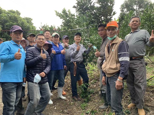 伍国贤（右二）说，期许青农在这次果树的经营管理学习上，能收穫满满。（伍国贤提供／张毓翎台南传真）