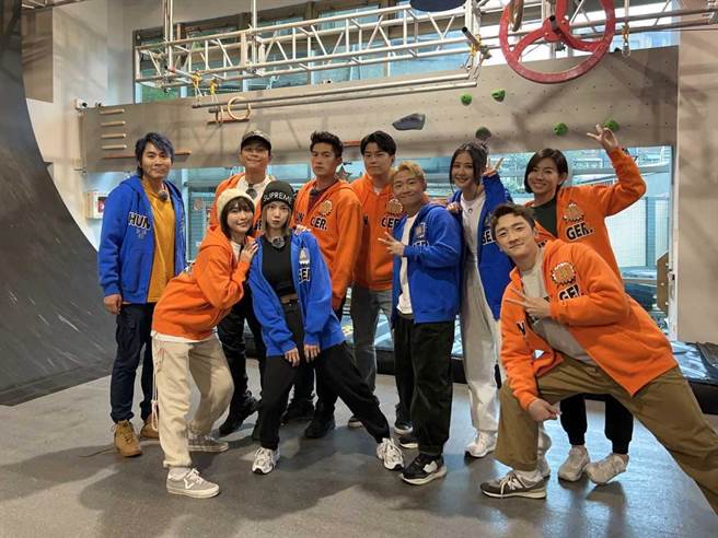 王仁甫（左起）、峮峮、孙协志、蔡黄汝、许孟哲、萧景鸿、蔡昌宪、安心亚、葛丞、米可白到《飢饿游戏》玩游戏闯关。（中视提供）