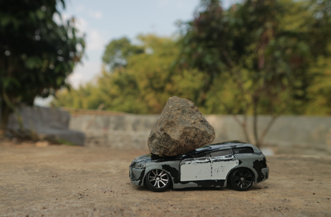 美国一名男子为接电话下车，幸运躲过死劫，当时正好有巨石滚落，不偏不倚地砸中男子的车。(示意图/达志影像)