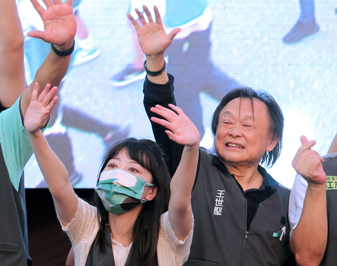 民進黨立委高嘉瑜(左)、台北市議員王世堅(右)近日炮口頻向內，引發議論。（資料照,黃世麒攝）