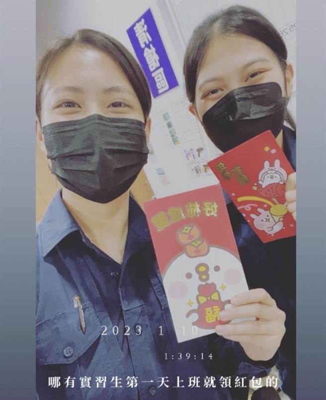 高雄女警高逸然（左）日前見車輛卡在路中，幫忙駕駛將車推至路旁，防止路口壅塞。（翻攝照片／崔正綱高雄傳真）