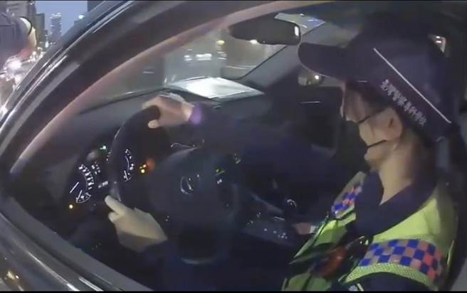女警張立欣手握方向盤，控制車方向，將車移置路旁。（翻攝照片／崔正綱高雄傳真）