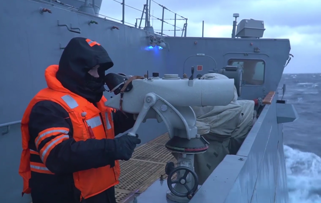 1月10 日，俄羅斯「戈爾什科夫海軍元帥」號護衛艦的船員在挪威海進行了防空演習。(俄羅斯國防部）