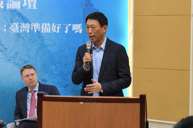 前參謀總長李喜明（右）12日出席國立政治大學社會科學院所舉辦之指南政策論壇「驚濤駭浪中的自由：台灣準備好了嗎？」。（陳冠宇攝）