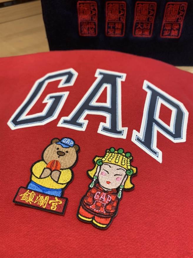 GAP X 大甲鎮瀾宮限定布章共兩款「布萊納擲筊祈福款」、「新春潮流媽祖款」討吉利。（GAP提供）