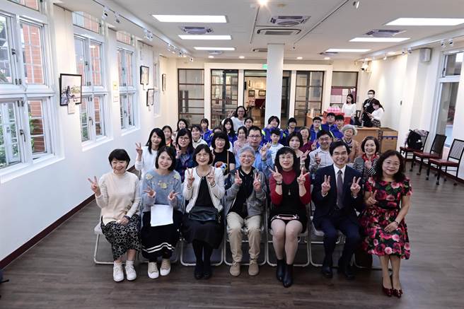 「台日国中小学生绘画联展」12日起至2月12日在士林公民会馆展出，现场秀出士林国中、士林国小及日本射水市4间中小学学生画作。（士林国小提供）