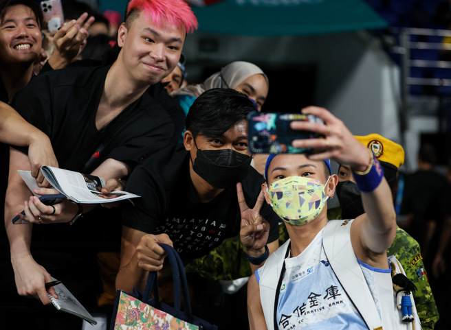 戴資穎（前）與球迷合照。（Badminton Photo提供）