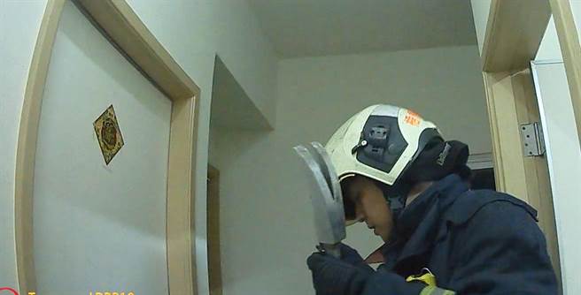 梧栖区一对10岁双胞胎兄弟，10日晚间8时许不小心将门反锁，警方前往救援。(警方提供)