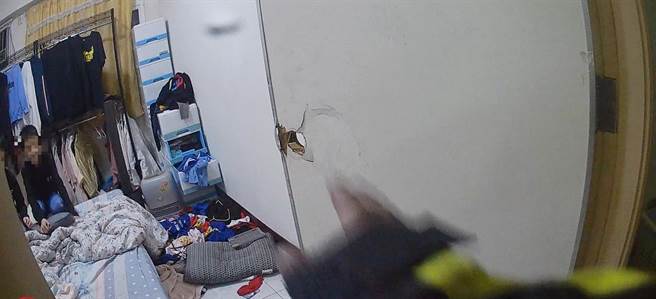 梧栖区一对10岁双胞兄弟，10日晚间8时许不小心将门反锁，警方前往救援。(警方提供)