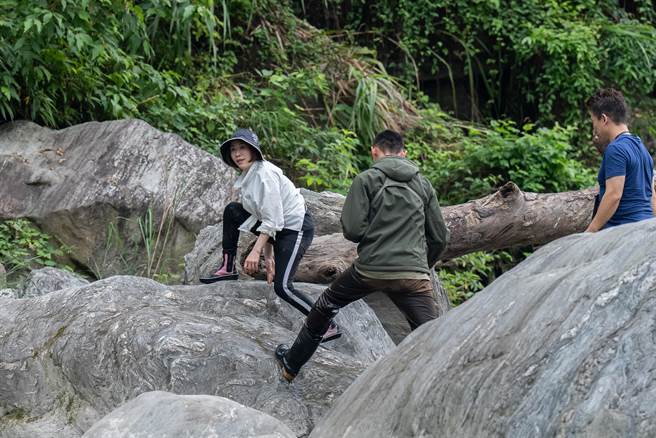 李翊君（左一）不谙水性，仍愿意挑战自我。（东森提供）