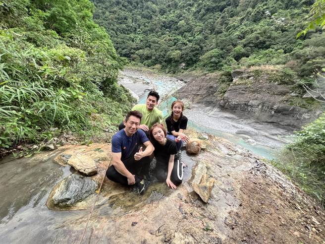 郭子乾（前左）、李翊君、许孟哲（后左）、郭书瑶，攀岩成功享受温泉。（东森提供）