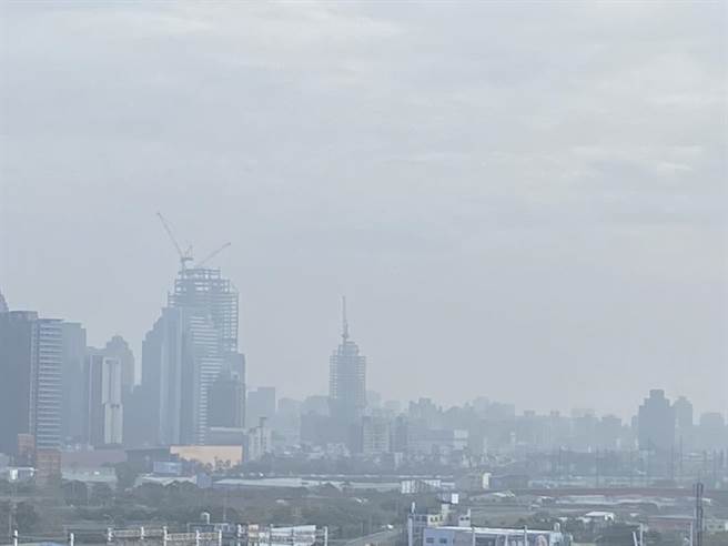 台中市近日因环境风场为东风导致空气品质不佳，环保局持续应变。（张亦惠摄）