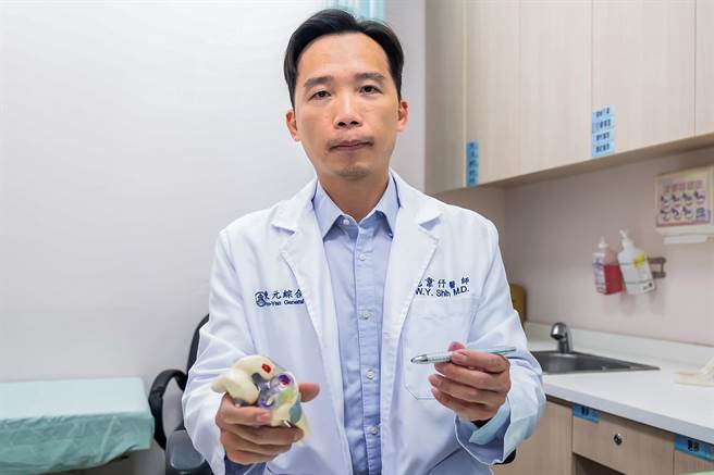 东元综合医院骨科医师施韦伃建议，有退化性膝关节炎的族群，使用「客制化人工膝关节微创手术」，能依据个人骨架大小，使用最契合的人工膝关节尺寸，降低术后不适，提高生活品质。（罗浚滨摄）