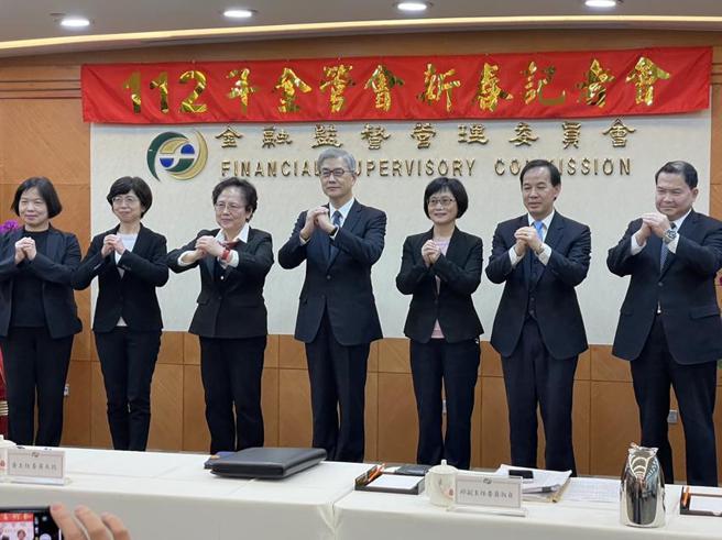 （金管会主委黄天牧（左4）率金管会首长举行新春记者会。图／魏乔怡）