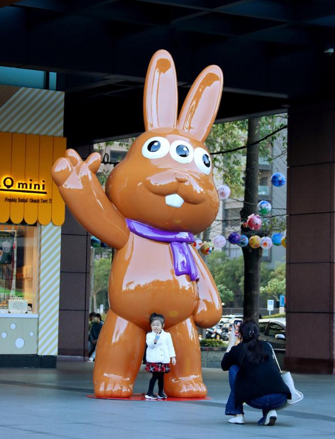 「你好，新年快乐」台中中港店展出。（新光三越提供）