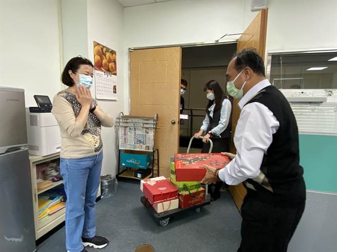 邱莉莉(左) 今天分贈春節禮盒給議會員工。(曹婷婷攝)