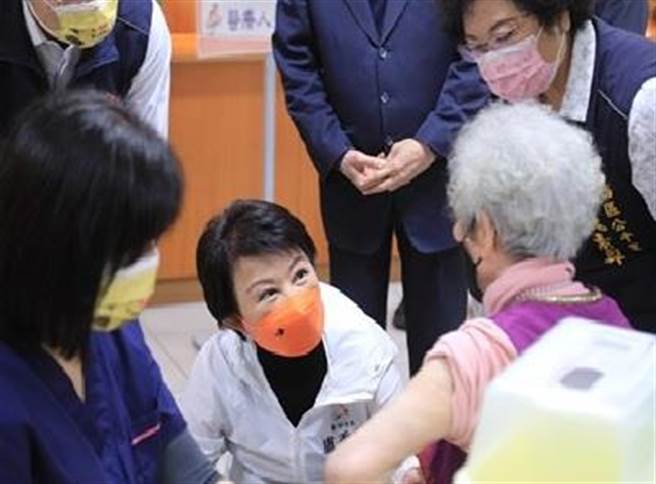 台中市长卢秀燕12日视察西区慈济静思堂民权会所快打站并呼吁，年节返乡人潮多，呼吁抵抗力不足的长辈、小朋友等，加强注射疫苗，提高保护力。（台中市政府提供／张妍溱台中传真）