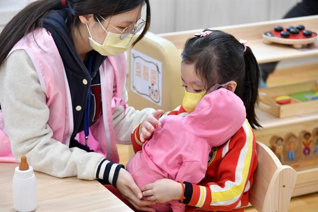 新北市政府12日宣布將於農曆年前發放0至未滿5歲育兒津貼，而且取消排富限制。（新北市社會局提供）