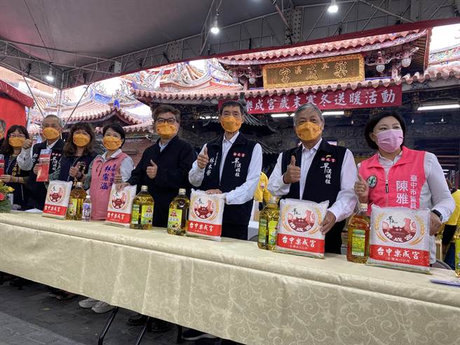 台中市乐成宫12日发送东区460户弱势家庭，每户2000元现金红包及物资。（张妍溱摄）