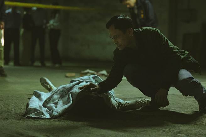 陈以文（右）剧中忍着悲伤为女儿破案报仇。（Disney＋提供）