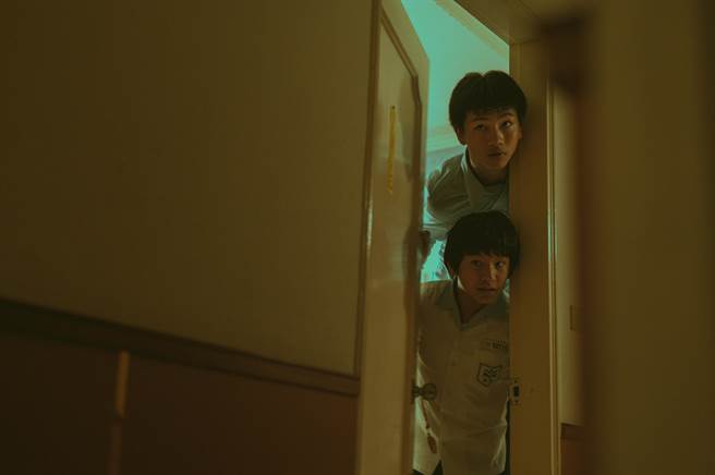 范睿修(上)、曾华暄在剧中有精彩对手戏。（Disney＋提供）