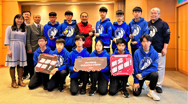 安康高中FRC機器人團隊組成兩隊代表臺灣參與MAKEX泰國國際邀請賽，在7國40隊參賽隊伍中克服逆境及語言，奪下聯盟雙亞軍，為全國唯一獲獎學校，實屬臺灣之光。(照片/新北市教育局提供)