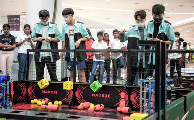 2022MAKEX世界機器人競賽採聯盟賽制，安康高中FRC機器人團隊精準利用AI視覺辨識完成自動控制任務，憑藉精準射擊機構及操控能力獲得高分，勇奪臺灣區聯盟冠、亞軍進而獲邀參加泰國國際邀請賽。(照片/新北市教育局提供)