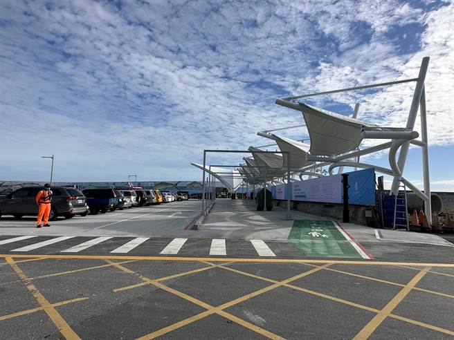 台东富冈渔港是往返兰屿、绿岛两离岛重要港口，过去动线混乱，今天起人、车道及渔民卸货分流。（蔡旻妤摄）