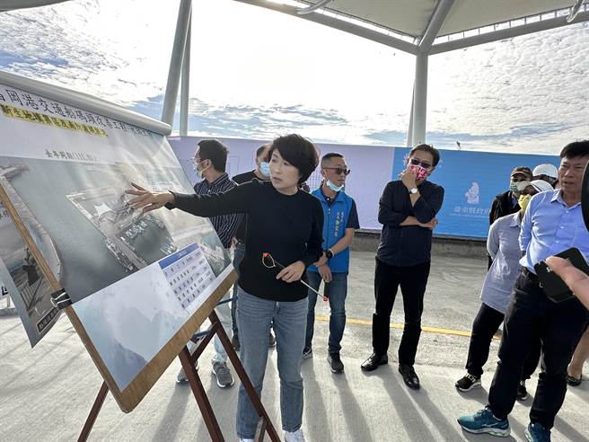 台东富冈渔港是往返兰屿、绿岛两离岛重要港口，过去动线混乱，今天起人、车道及渔民卸货分流。（蔡旻妤摄）