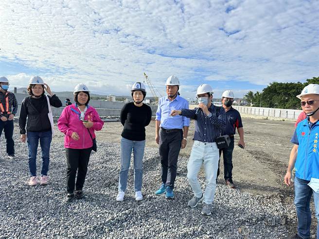 台东富冈渔港是往返兰屿、绿岛两离岛重要港口，过去动线混乱，今天起人、车道及渔民卸货分流。（蔡旻妤摄）