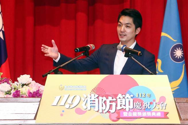 台北市长蒋万安12日出席消防节庆祝大会暨金龙奖颁奖典礼表示，「大巨蛋这个议题，今天早上团队特别开会就细部讨论，下午团队也会到大巨蛋实际场勘，下周一他与副市长李四川也会到大巨蛋了解，针对市民及球迷朋友关心的议题一一检视。」（邓博仁摄）