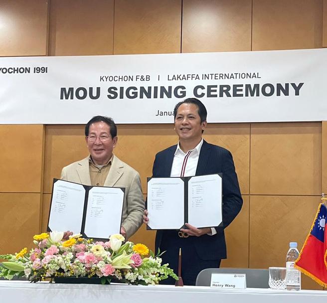 六角子公司王座国际取得韩国第一名炸鸡品牌「桥村炸鸡」独家代理权，六角董事长王耀辉（右）今(12)日与桥村创办人权原钢签约。（图／六角国际提供）